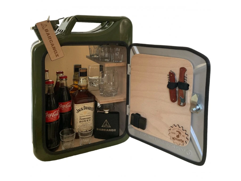 Kanystr bar v malém bytě i kanceláři: 10 chytrých míst, kam ho dát