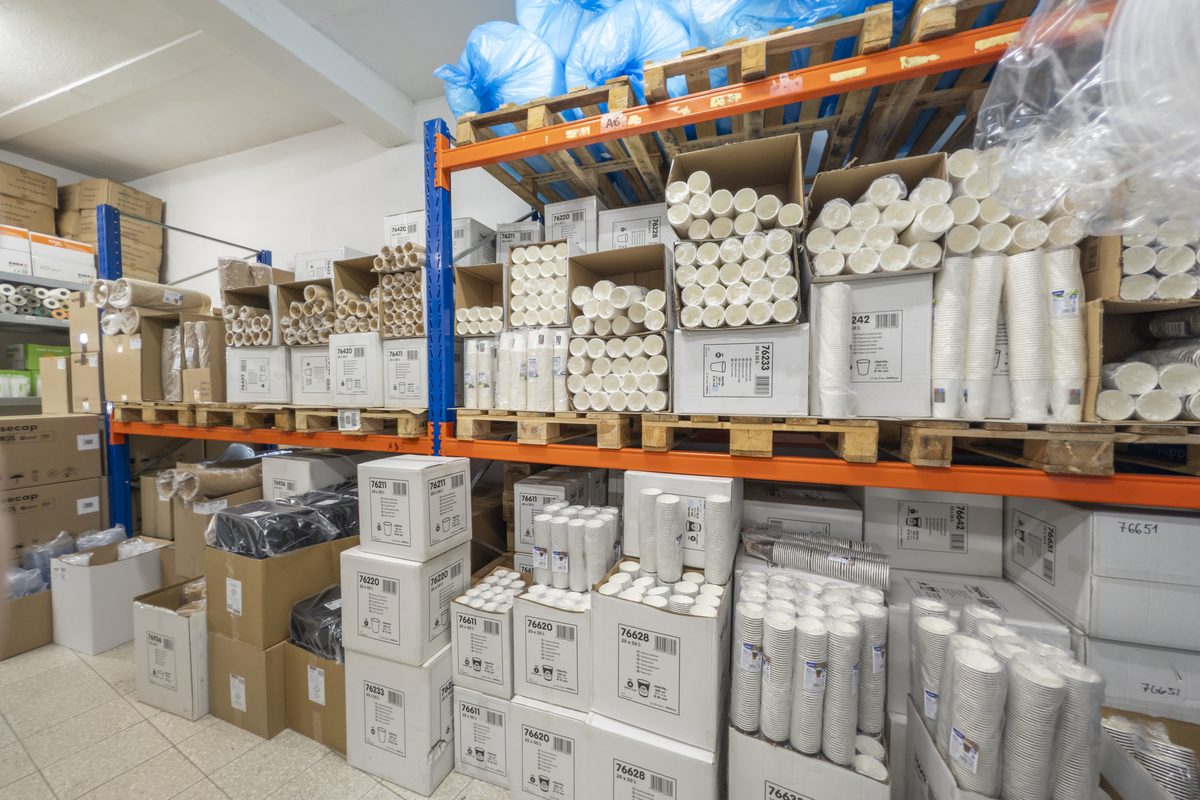Vlastní sklad KAPS comm s paletovými regály, hygienickým papírem a obalovým materiálem