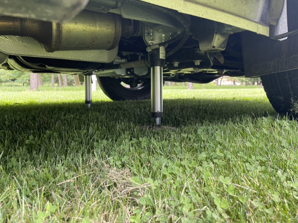 Hydraulické nohy pro snadnou a rychlou stabilizaci obytného vozu