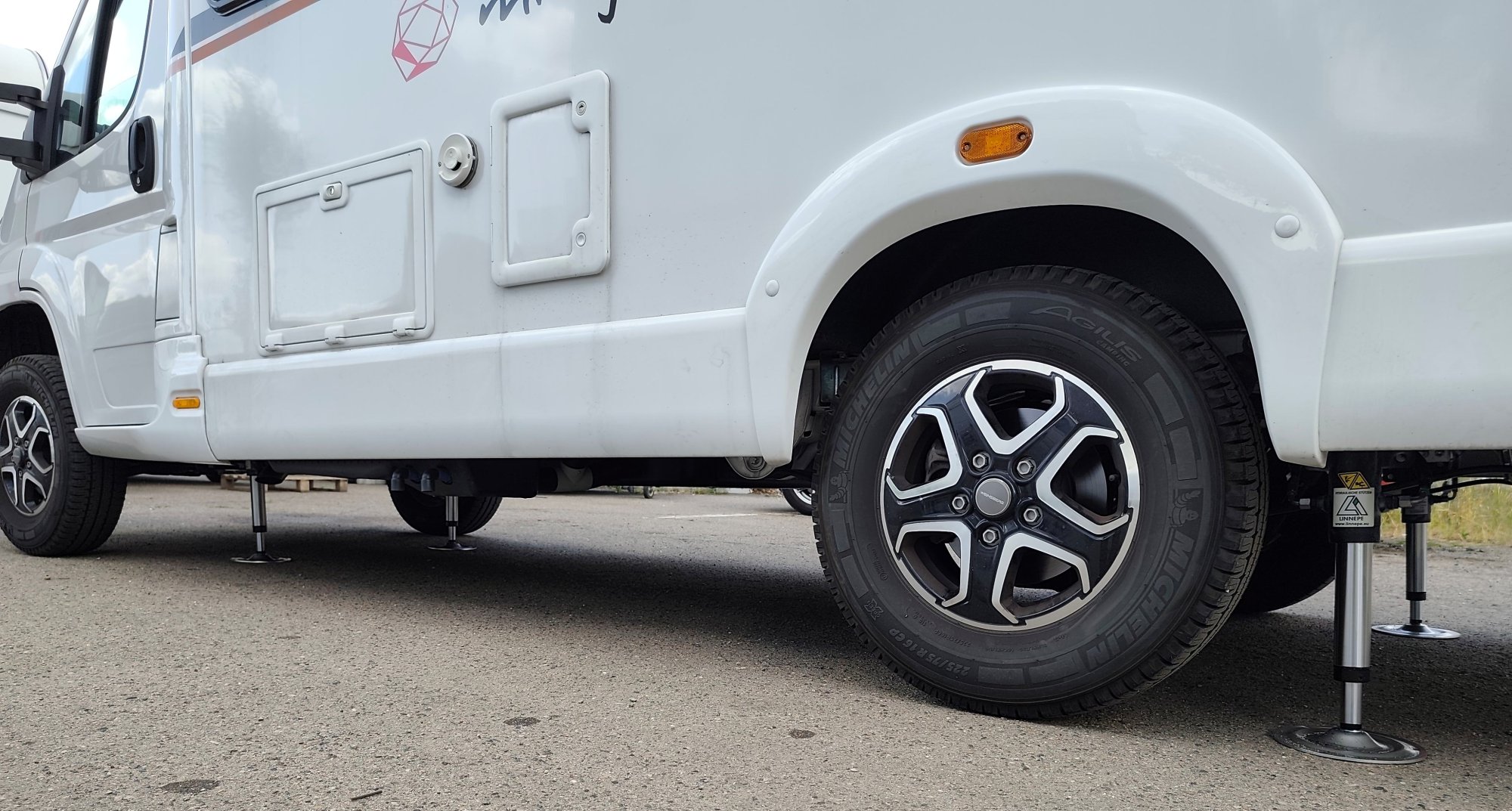 Hydraulické nohy aneb stabilizace obytného vozu