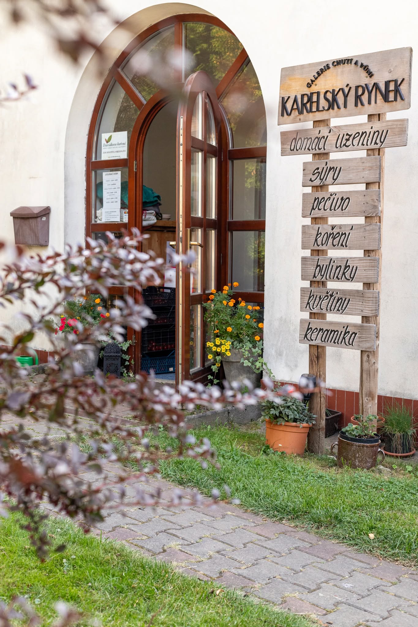 Vstup do prodejny Karelský rynek v Karlově na Vysočině