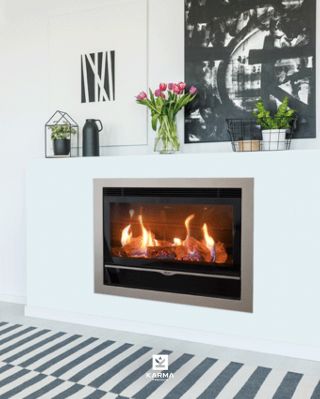 Venku už se probouzí jaro a slunce nabírá na síle, ale plynový krb si své kouzlo drží po celý rok. 🔥 Není jen zimním...