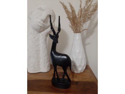 Antilopa z ebonizovaného dřeva