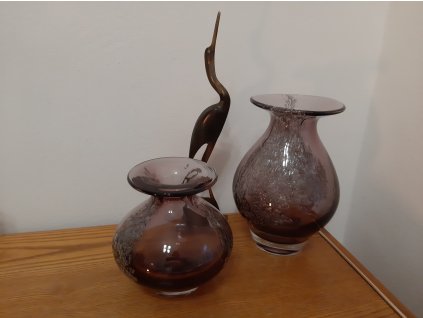 Menší váza z ručně foukaného skla s bublinkami