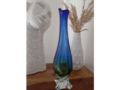 Krásná barevná váza z hutního skla