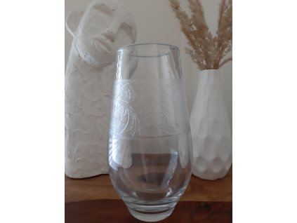 Luxusní váza z foukaného skla s leptanou plastikou