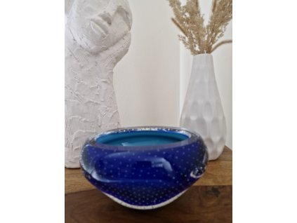 Masivní mísa z foukaného skla s řízenými bublinami