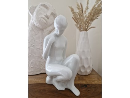 Porcelánová plastika Klečící dívka - Royal Dux