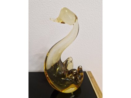 Ambrová labuť z foukaného skla - M. Janků