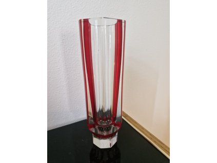 Fazetově broušená váza v granátové barvě -Nový Bor