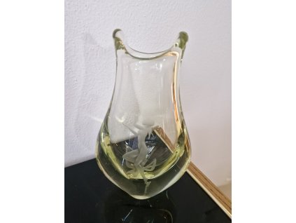 Citrínová váza z hutního skla s rytinou - M. Klinger