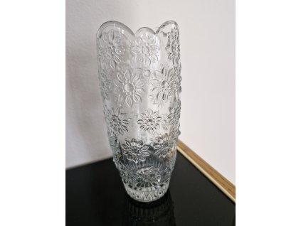 Krásná váza z lisovaného skla s kopretinkami
