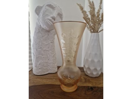 Nádherná váza z foukaného skla s broušeným motivem
