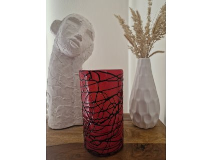 Krásná rubínová váza s foukaného skla s nálepy