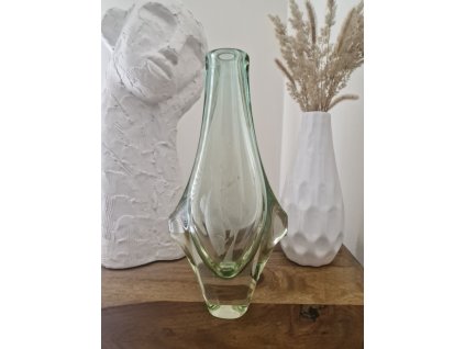 Krásná váza z hutního skla s rytinou - M. Klinger