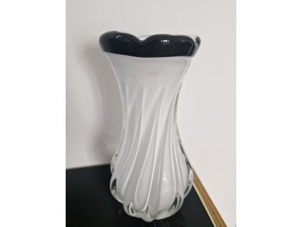 Luxusní váza z hutního skla s opalovým jádrem