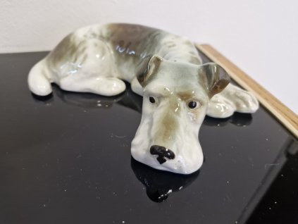 Figurka ležícího pejska z glazované keramiky