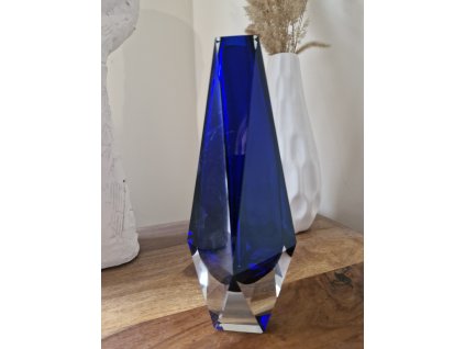 Luxusní broušená hranovaná váza