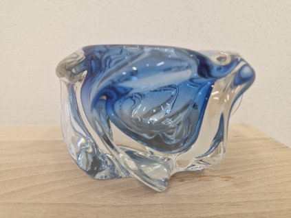 Modrá miska z hutního skla "Vrtule" - M. Klinger