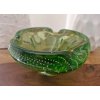 Zelená mísa z hutního skla s řízenými bublinkami