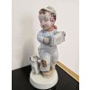 Porcelánová soška chlapečka s harmonikoui