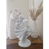 Elegantní porcelánová soška