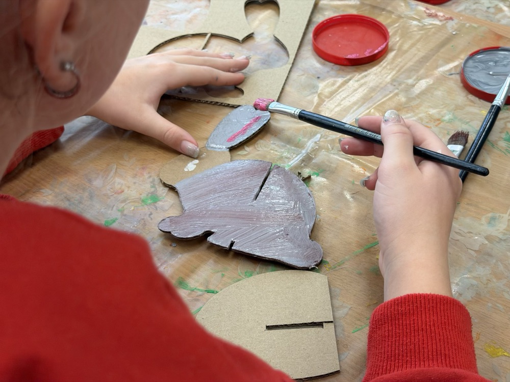 Dětský kartonový zajíček — hotový výtvor z kartonové sady Kartonek.cz