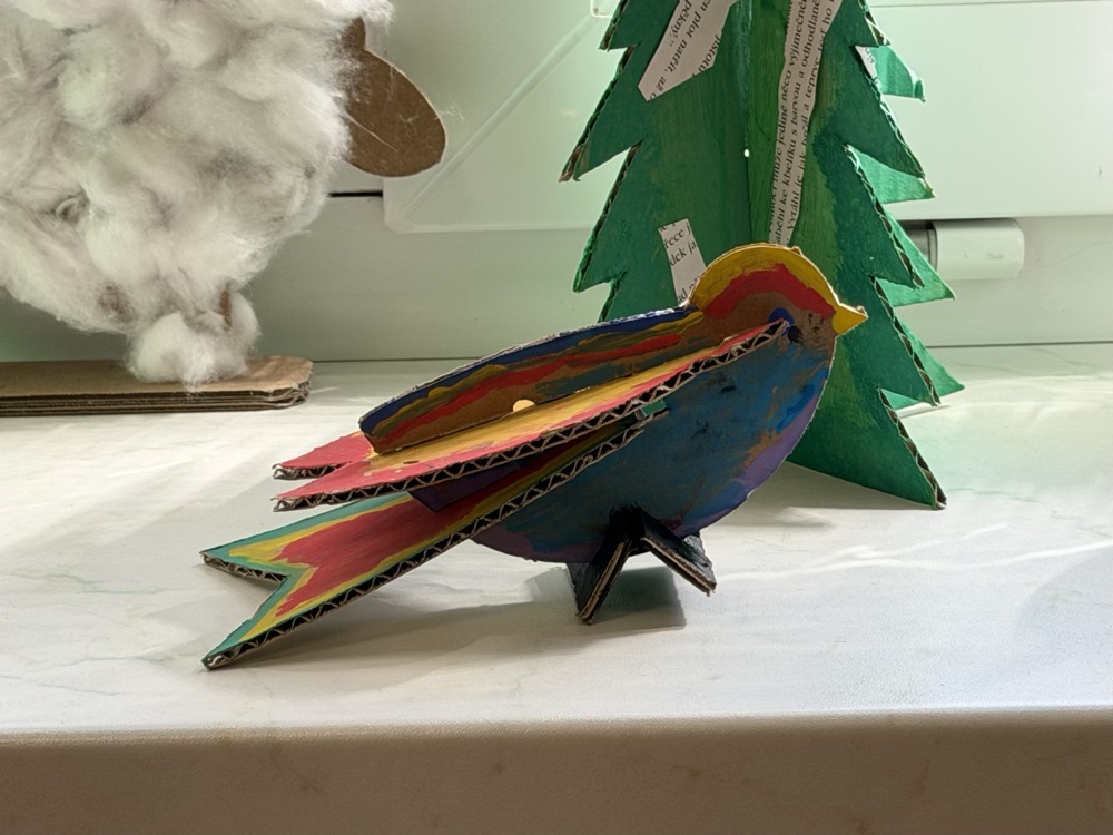 Kartonový ptáček zdobený dětmi — kreativní sada Kartonek.cz