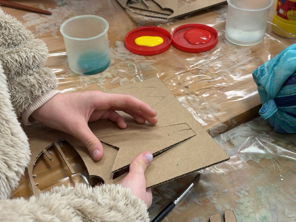 Děti při tvoření z kartonu — pracovní výchova s Kartonek.cz