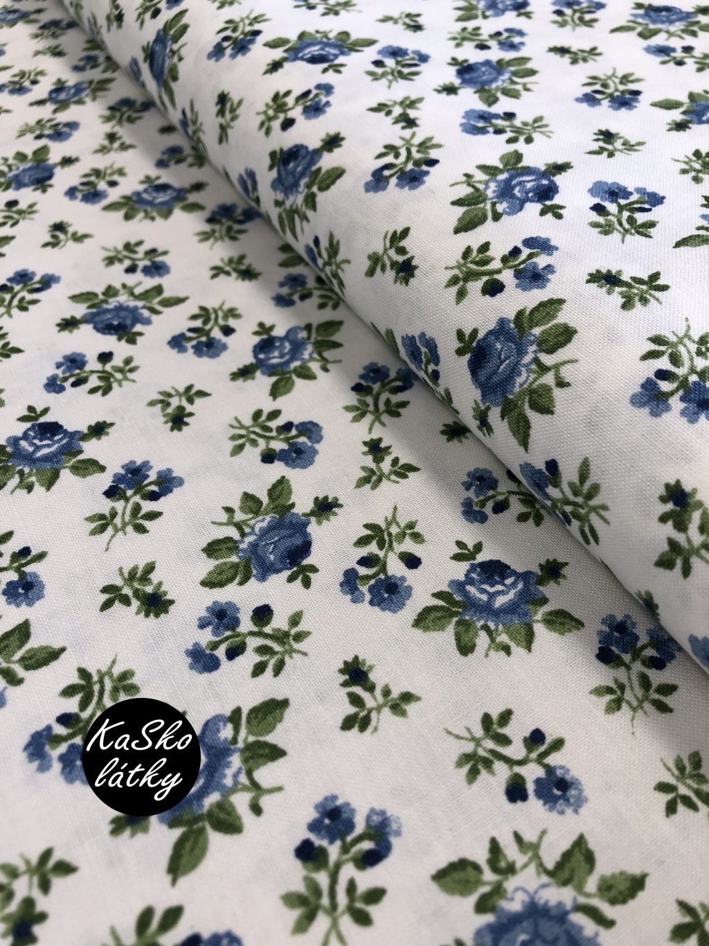 Bavlněná látka modro-zelené květy na bílé