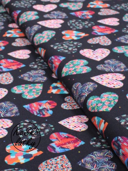 Bavlněná látka barevné srdce na tmavě modré