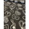 Zbytek - Bavlněná látka velké folklórní srdce na tmavě šedé  45 x 150 cm