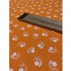 Bavlněná látka bílé květy s lístky z puntíků na oranžové