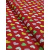 Bavlněná látka barevná srdce na červené