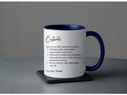 modry hrnek cestovatel se jmenem