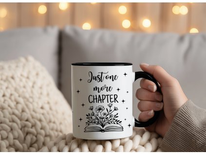 cerny hrnek s knihou just one more chapter