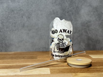 Sklenička s bambusovým víčkem a skleněným brčkem - Go away! I'm introverting