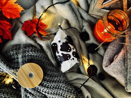 sklenicka s cernymi duchy halloween podzim