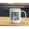 hrnek s vtipným nápisem genius at work