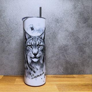 🐾 Termo kelímek s rysem – kousek Šumavy, který můžeš mít pořád u sebe. Jemná kresba, čistý design a detaily kolem dokola...