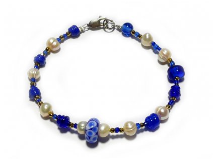 Modrý náramek s perlami