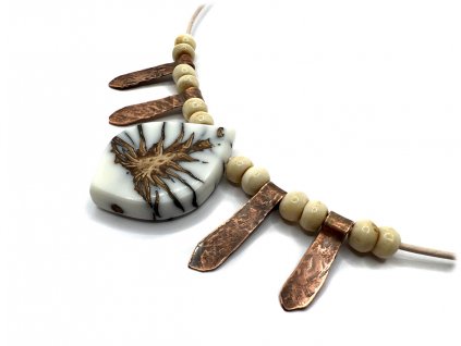 Náhrdelník z mědi dřeva a pryskyřice