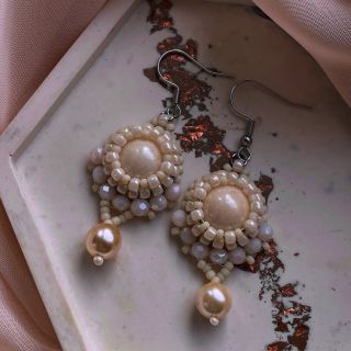 Občas nějaké šperky vzniknou úplnou náhodou. Jako třeba tyhle. Vyšívala jsem, moje myšlenky lítaly jinde a výsledkem byly...