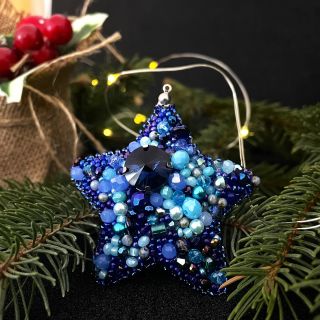 Vyšívané vánoční ozdoby - hodí se na stromeček nebo jako dekorace na slavnostní stůl 🎄 Díky skleněným korálkům se krásně...