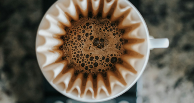 Filtr na kávu: Je lepší bělený, nebo nebělený?