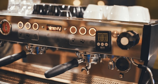 Pákový kávovar: Jak se ovládá a co o něm vědět?