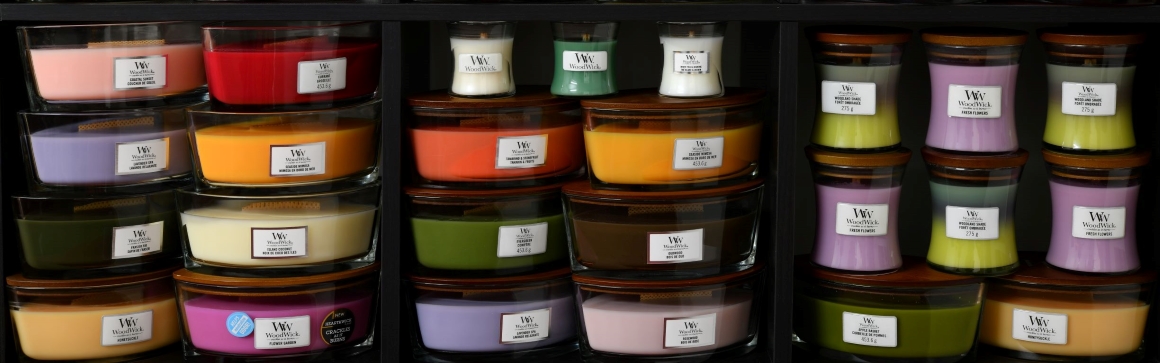 Luxusní svíčky Woodwick s praskajícím knotem