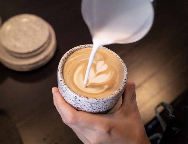 Proč je Cappuccino v Kavalu tak neodolatelně dobré?