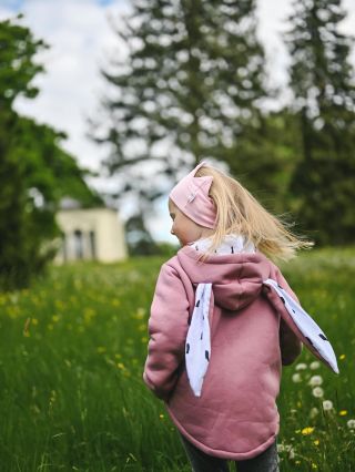 Na první pohled roztomilý králíček… 🐰 Na ten druhý? Poctivě ušitá mikina, která hřeje, roste s dětmi a vydrží i jejich...