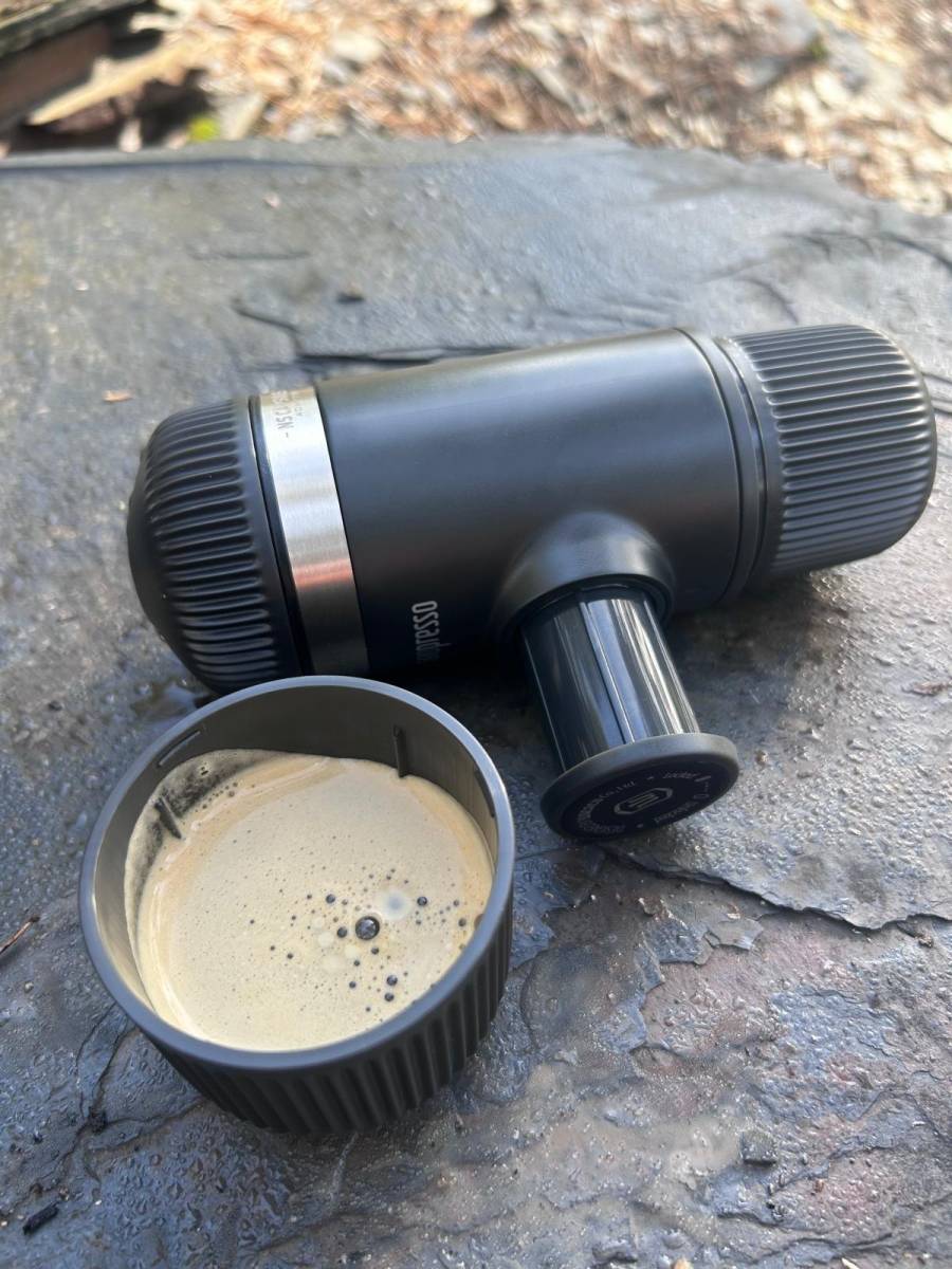 Nanopresso s hotovým espressem v přírodě